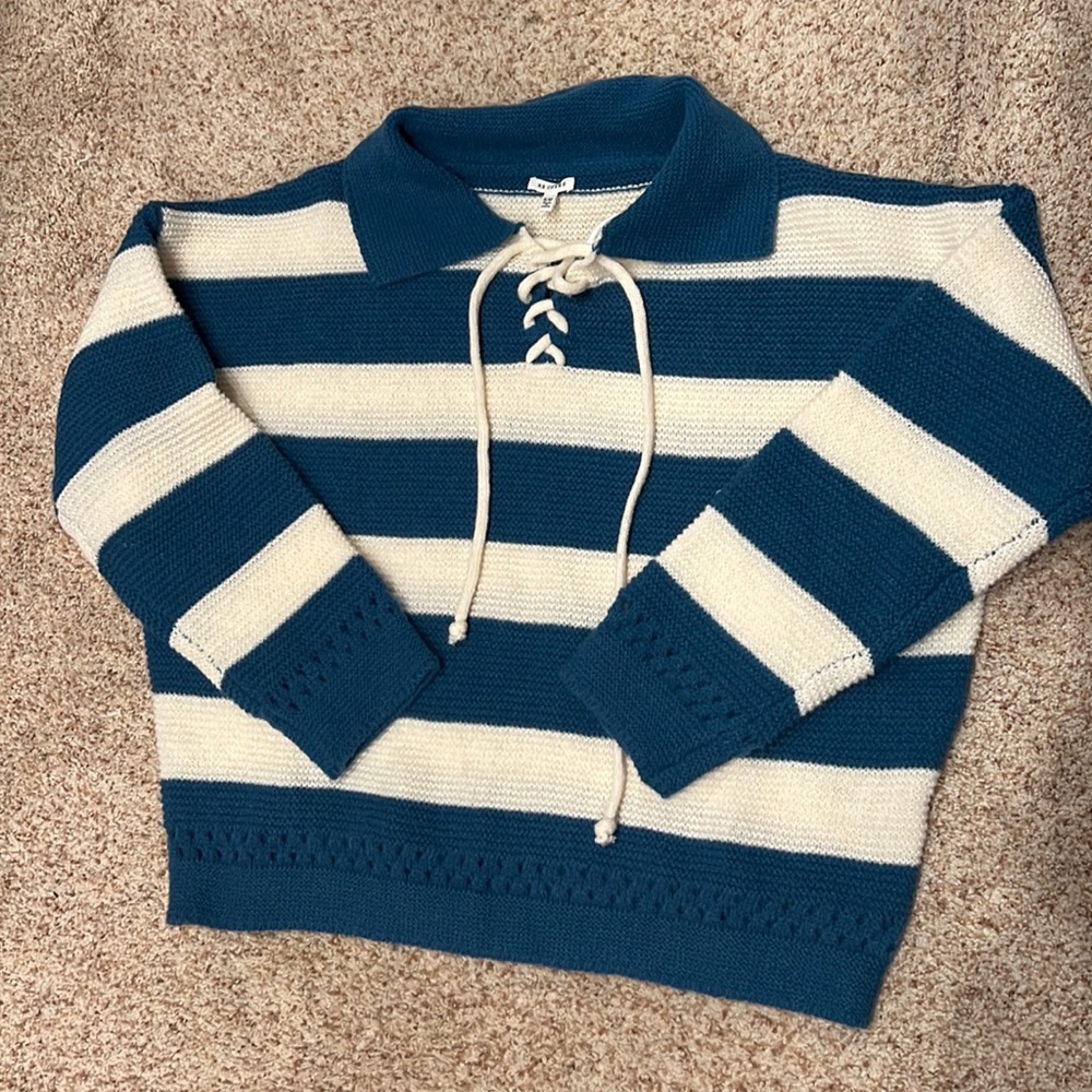 En Crème sweater, wide cropped style. Cream and blue with collar.